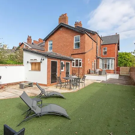 The Hot Tub Townhouse By Holiday Heim Lytham St Annes Exterior photo