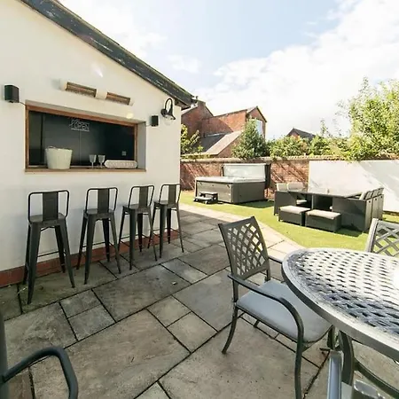 The Hot Tub Townhouse By Holiday Heim Lytham St Annes Exterior photo