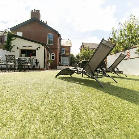 The Hot Tub Townhouse By Holiday Heim Lytham St Annes Exterior photo