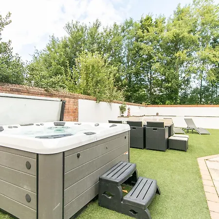 The Hot Tub Townhouse By Holiday Heim Lytham St Annes Exterior photo
