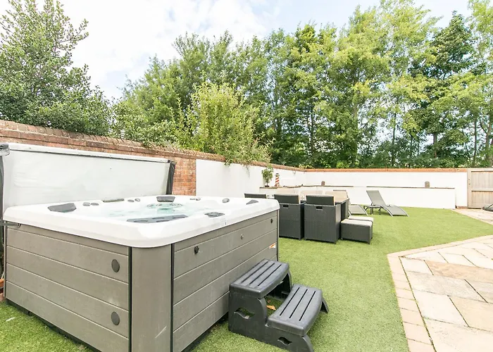 The Hot Tub Townhouse By Holiday Heim