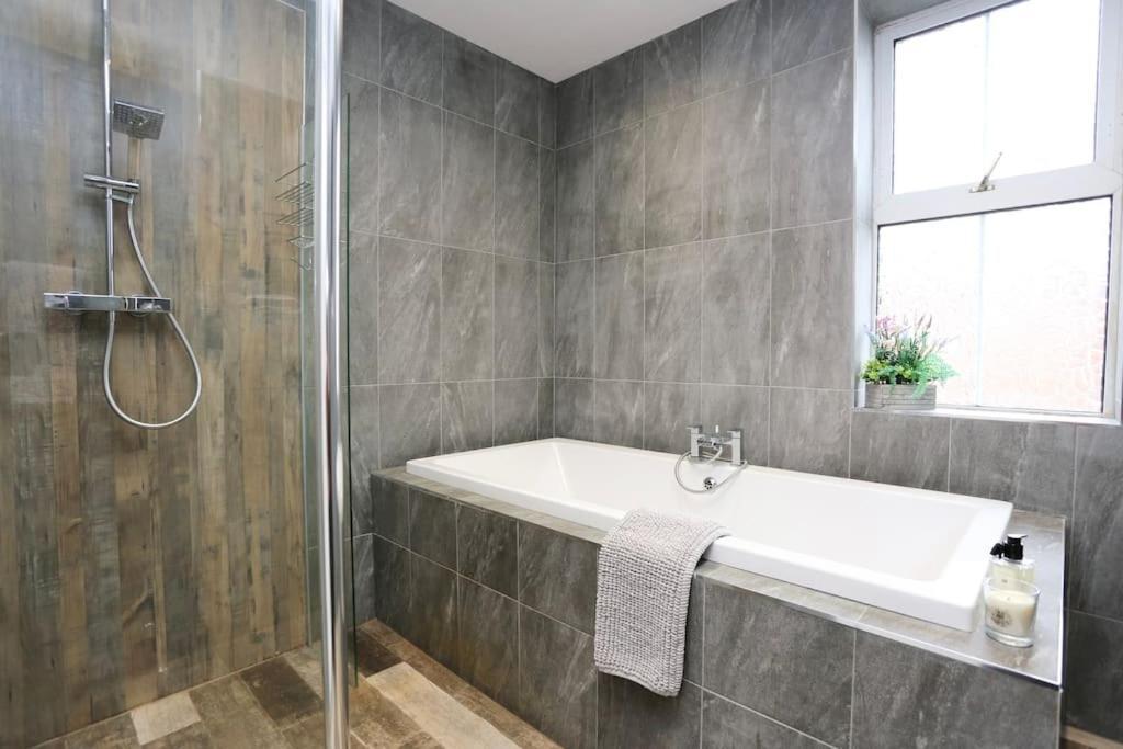 The Hot Tub Townhouse By Heim Holiday home
