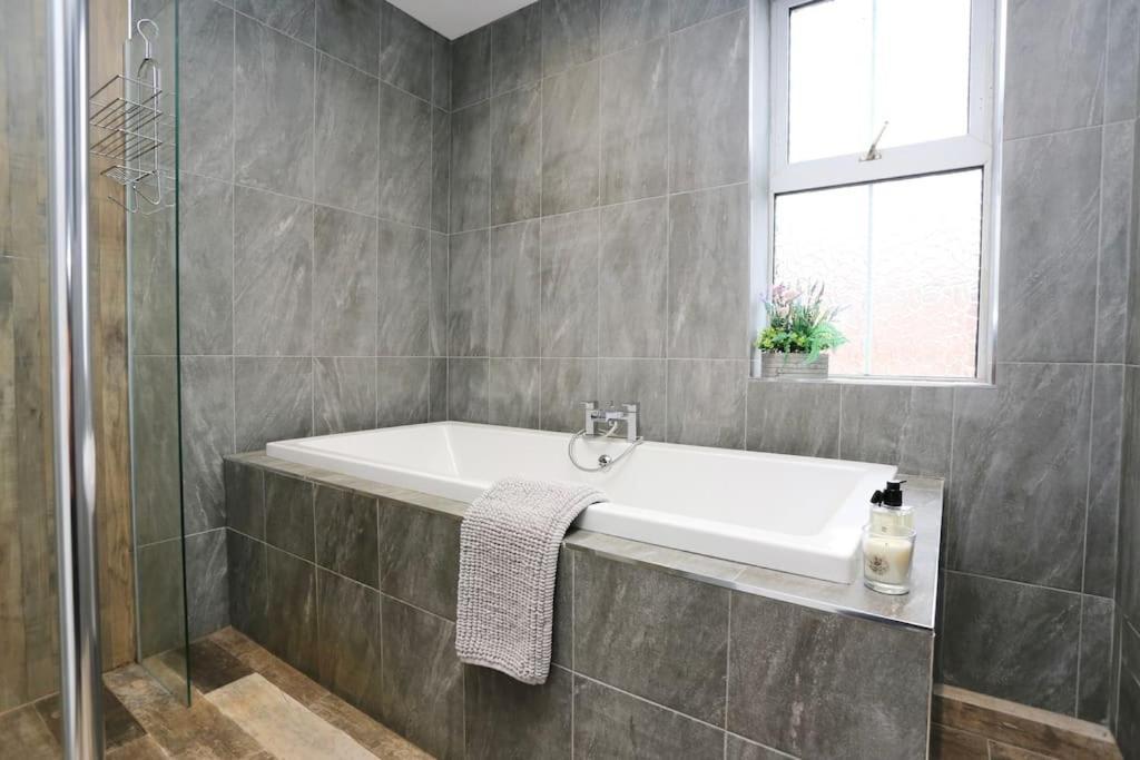 The Hot Tub Townhouse By Heim Holiday home *